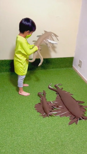 ぬいぐるみをつかむ息子