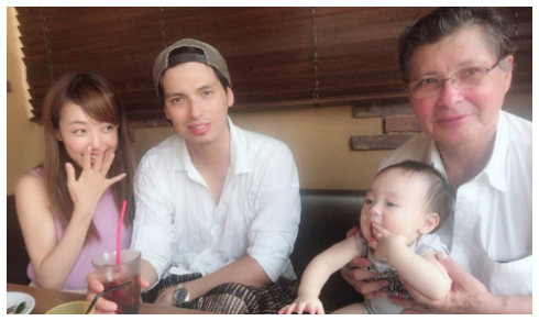 アレクサンダーと妻の川崎希、長男と父