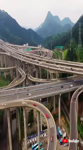 道路が重なる立体構造