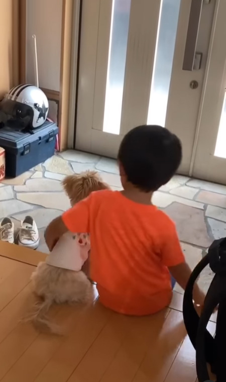 ロアちゃんをぎゅっとするおいっ子くん