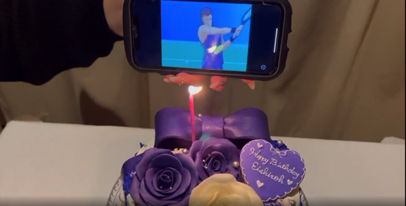 ラケットを振る木手永四郎