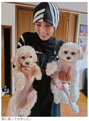 愛犬を抱く秋野暢子