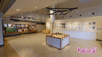 鉄道マンガを集めた珍しい展覧会。テーブルのサンプルは読んでOK