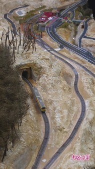 2列車同時運転。風景は未完成。クラウドファンディングの返礼品として「この山に樹木を設置する権利」がある。参加者が木を植えるときは「植樹祭」と呼ばれていた