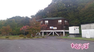 鉄の彫刻美術館の隣に宿泊施設（三国ロッジ）もある　1室最大7名×3室。今回、筆者はここに泊まった。道の駅閉店後は飲食店なし。室内にミニキッチン、電子レンジはあり。最寄りの24hコンビニは出雲横田にあり（クルマで約20分）