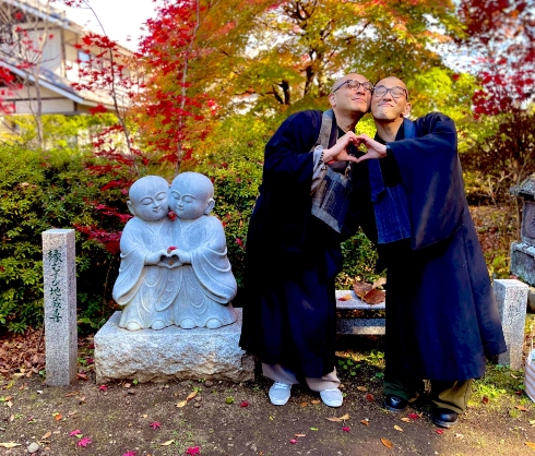 お地蔵さん「理想」、お坊さん「現実」