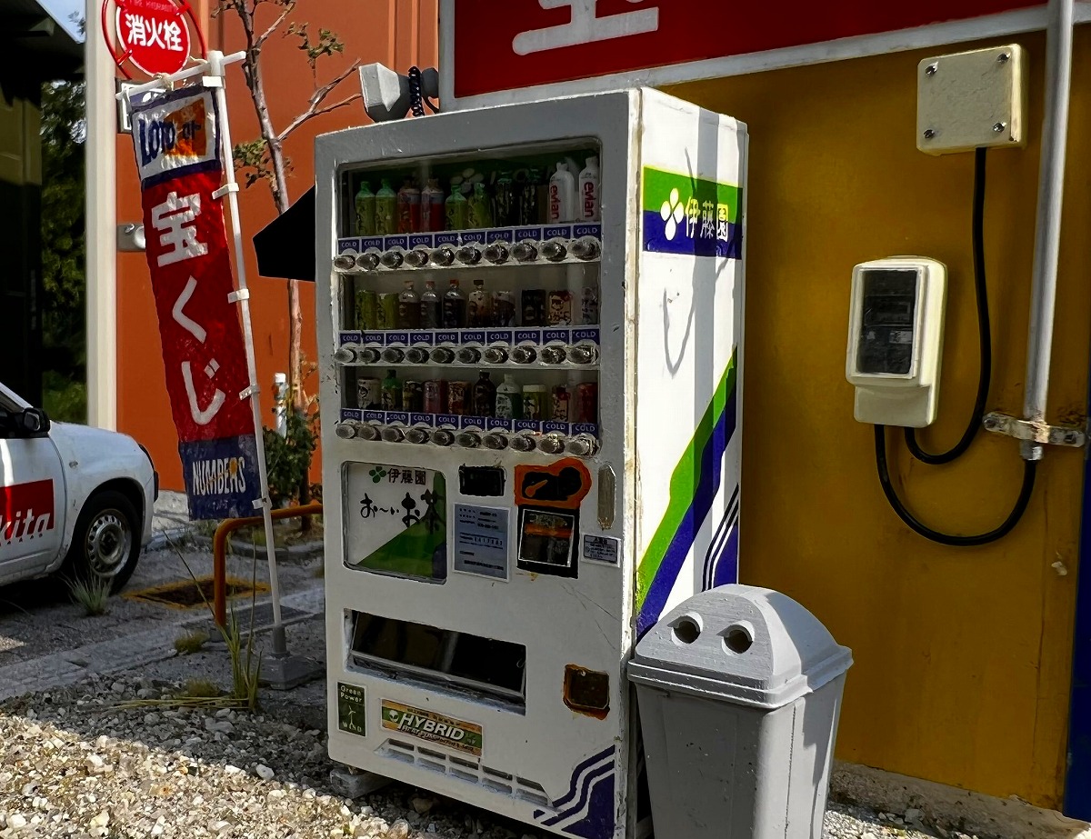 24分の1スケール「伊藤園の自販機」の模型がすごい 周囲の風景も