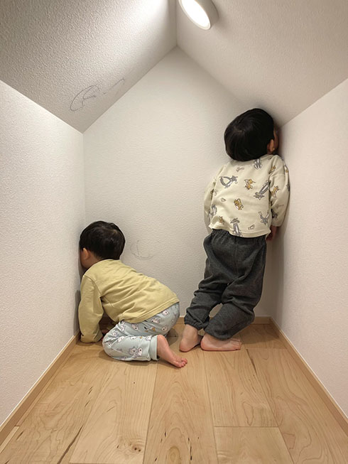 かくれんぼする兄弟