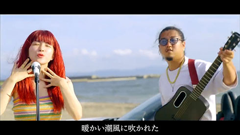 「demo」PVよりキャプチャ・ギターを弾く安井さん