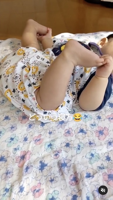 独特な寝相で寝る赤ちゃんの写真