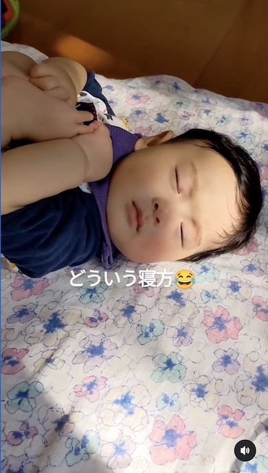 びっくりしてギュッと小さく縮こまった写真