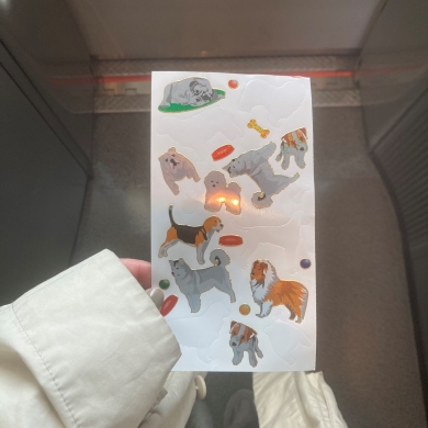 新幹線で泣いている女の子にシールを渡したくて、の画像