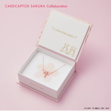 BOXの裏蓋部分にはさくらと小狼のくまのぬいぐるみが座っています