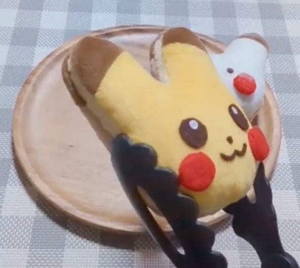 ピカチュウドーナツを模したぬいぐるみを右に傾けた写真
