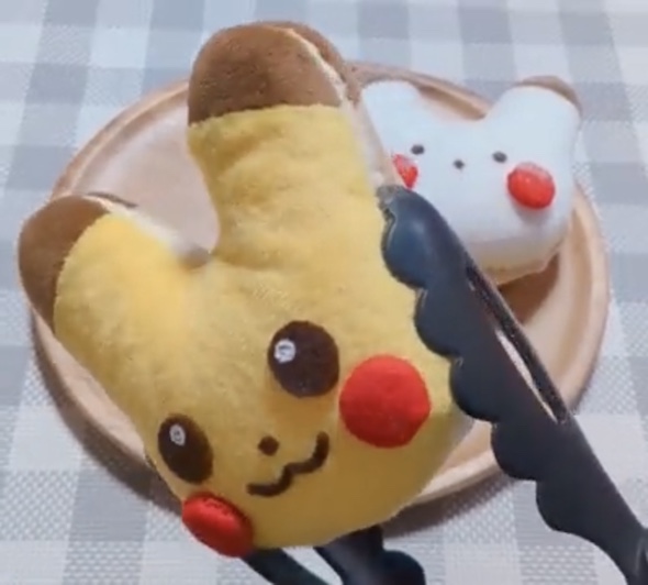 ピカチュウドーナツを模したぬいぐるみを左に傾けた写真