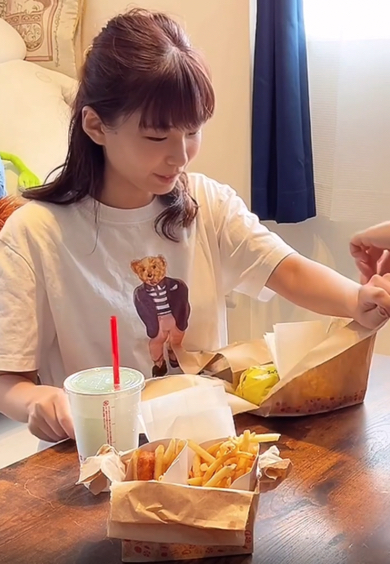 妻が画期的なファストフードの食べ方を披露