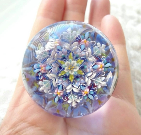 まさに匠」「ずっと眺めていられる」 繊細な花模様が溶け込んだ