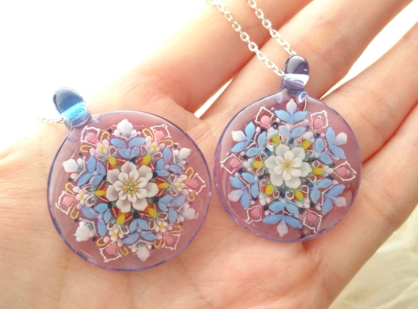 ガラスの雪の結晶ペンダントの画像