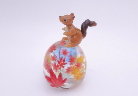 紅葉の上にリスがのった、秋を感じる作品の画像