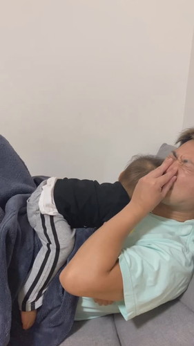 ごっつんする赤ちゃん