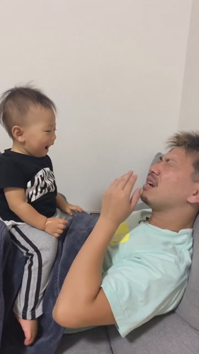 顔を上げるパパ