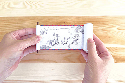 『鳥獣戯画』豆絵巻のプリントデータを無料配布　くるくる巻くと手の平にのるサイズでかわいい