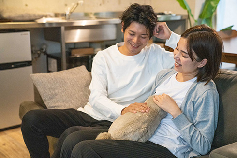 “ほぼ猫”なクッション「ミャウエバー」のプレミアム版が登場　ゴロゴロ鳴く音や体重・大きさ・体温まで再現して本物そっくりに