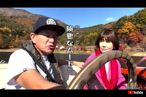 ボートで紅葉狩りを楽しむヒロミと松本伊代