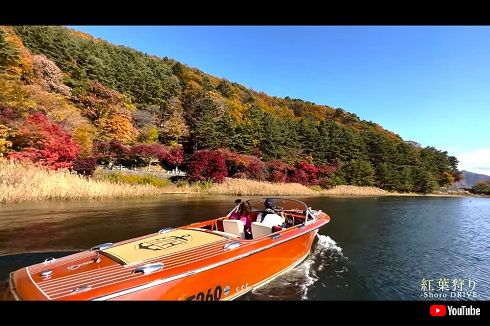 ボートで紅葉狩りを楽しむヒロミと松本伊代