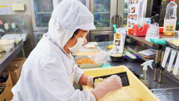 「いっこく野州どり弁当」の製造風景