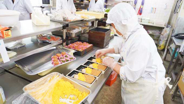 「いっこく野州どり弁当」の製造風景