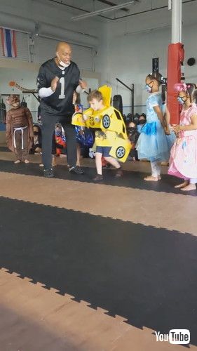 「Kiddo Shows off Homemade Custom-Designed Transformer Costume || ViralHog」