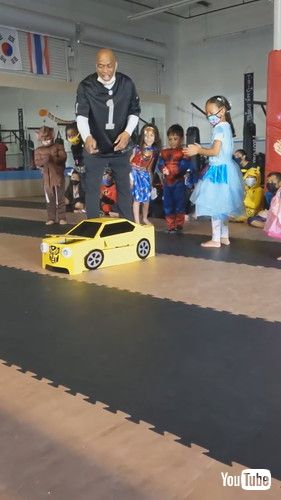 「Kiddo Shows off Homemade Custom-Designed Transformer Costume || ViralHog」