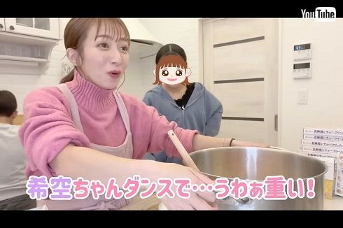 大鍋を持ち上げようとする辻希美