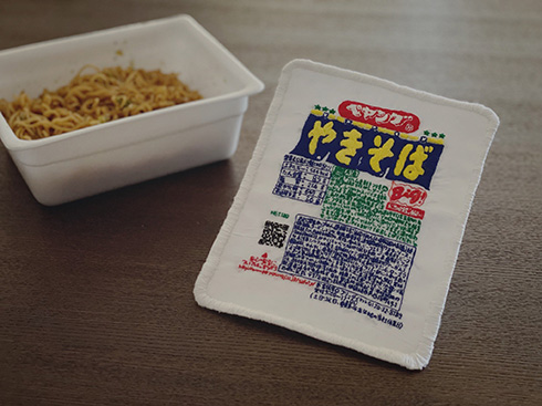 刺繍で緻密に再現されたペヤングやきそばが本物みたいですごい　「ほぼほぼちゃんと読める」「めっちゃ細かい」と話題に