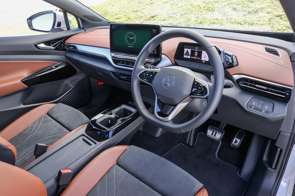 ID.4のインテリア。運転モードセレクターを運転席メーターの右に設置。D／B、Rへはドアノブのようにクイッとひねるように操作する。ペダルには音楽プレーヤーの「再生」「一時停止」のマークを配置し、EVならではといえるちょっとした遊び心を演出。これで踏み間違えしないかどうかを訴求するものではないが、見慣れたマークであり、ちゃんとアイコンとしても機能している。踏み間違え事故防止の「Front/Side Assist」機能も備える