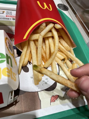 マクドナルドの「マックフライポテト」に緑色の部分があったという投稿が話題