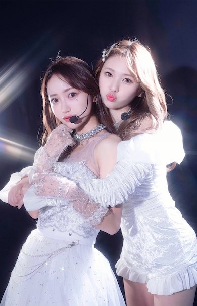 韓国の写真スタジオでツーショット撮影したアイドル風の写真