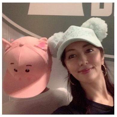 ディズニーランドでの矢田亜希子と息子