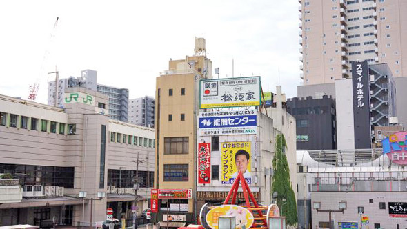 宇都宮駅前・松廼家の看板には「駅弁発祥の地 宇都宮」とある