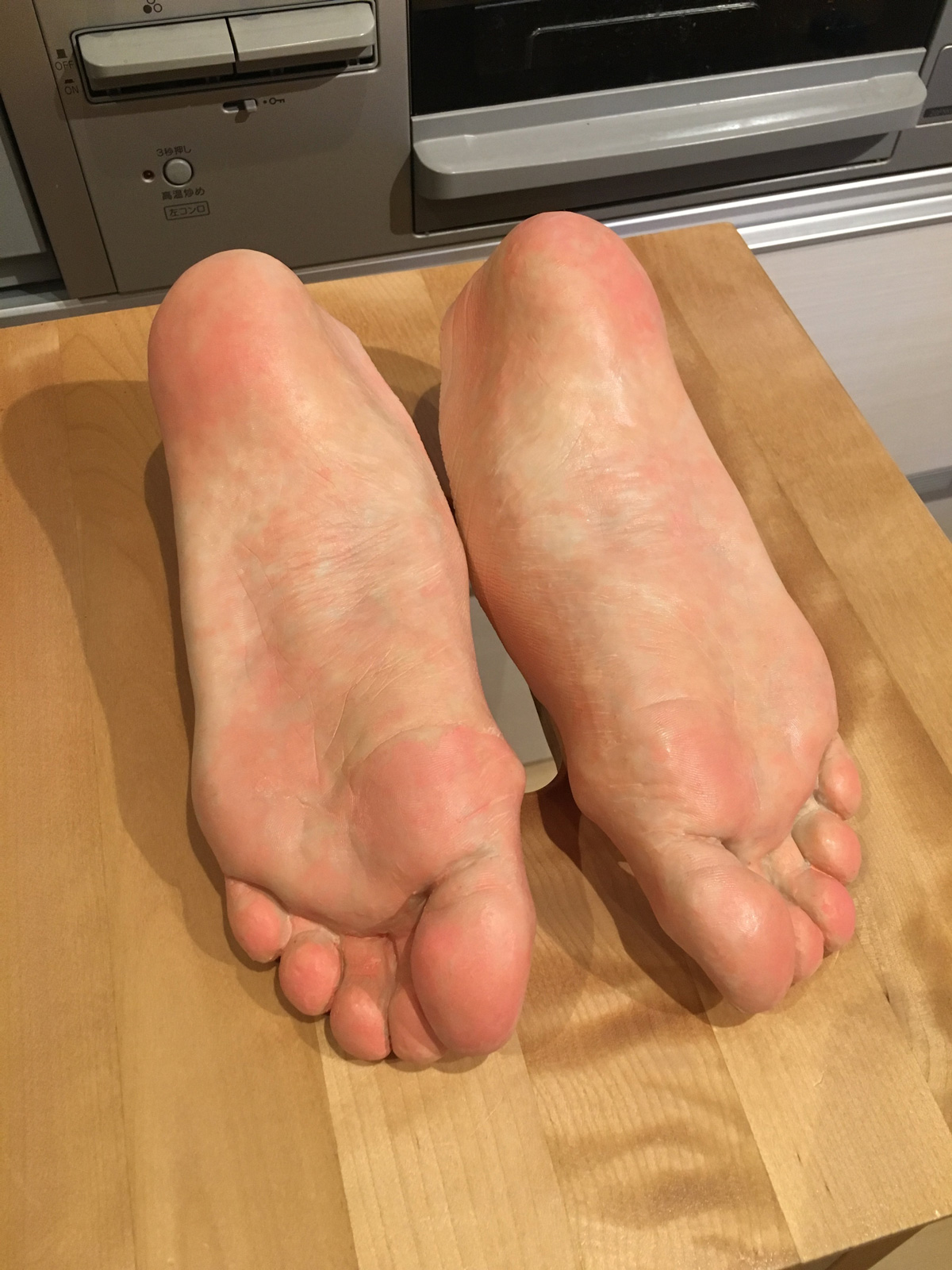 「通報するレベル（褒め言葉）」「エッ？ホンモノじゃないの！」　造形のプロが作った「人間の足」が恐怖を感じるほどにリアル