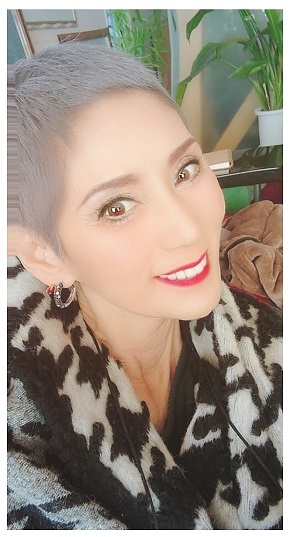 伸びてきた髪をグレーに染めた秋野暢子