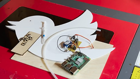 RIPTwitterのつぶやきに合わせて涙を流す鳥が開発される　叙情的な動作テストから一変、実装されると大洪水発生