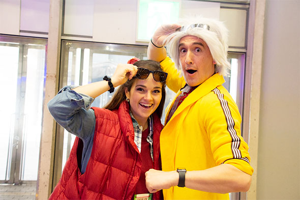 Cait Gregor、Kyle Kaczmarczyk「バック・トゥ・ザ・フューチャー」マーティとドク