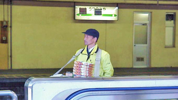 宇都宮駅の立ち売り風景（2002年撮影）