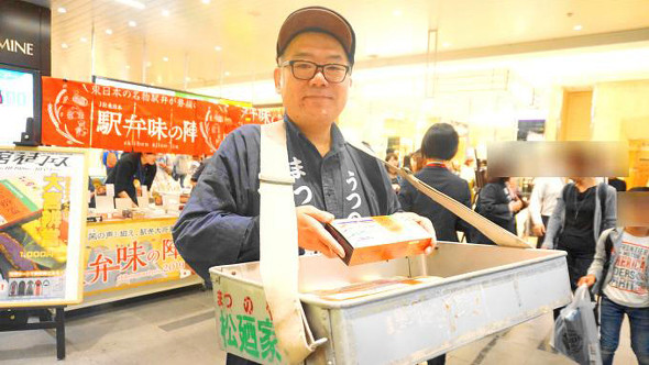 いまは鉄道イベントなどで行われる松廼家の立ち売り（2019年、大宮駅にて）