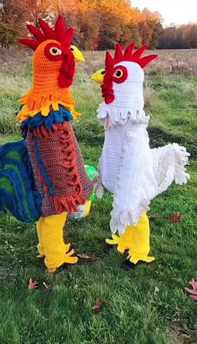 かぎ針編みのニワトリの着ぐるみ