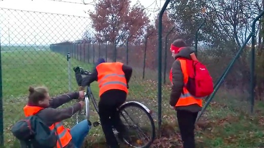 環境保護 活動家 手を接着 空港 ベルリン 抗議活動