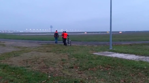 環境保護 活動家 手を接着 空港 ベルリン 抗議活動