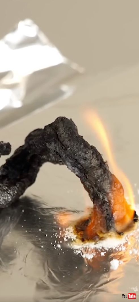 真っ黒に膨らむ様子はまるでヘビ玉！　重曹と砂糖に火を付ける実験がシンプルながら興味深い